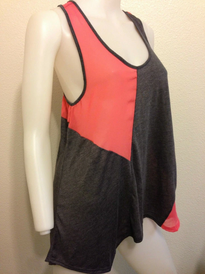 TÚNICA SIN MANGAS GRIS CORAL TRANSPARENTE GEOMÉTRICA URBAN OUTIFTTERS GASA MEDIANA Foto 2 de 4