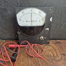 VOLTMETRO VINTAGE MILLIVOLTS NON TESTATO MA SEMBRA OTTIMO, BEL DISPLAY QUADRANTE US