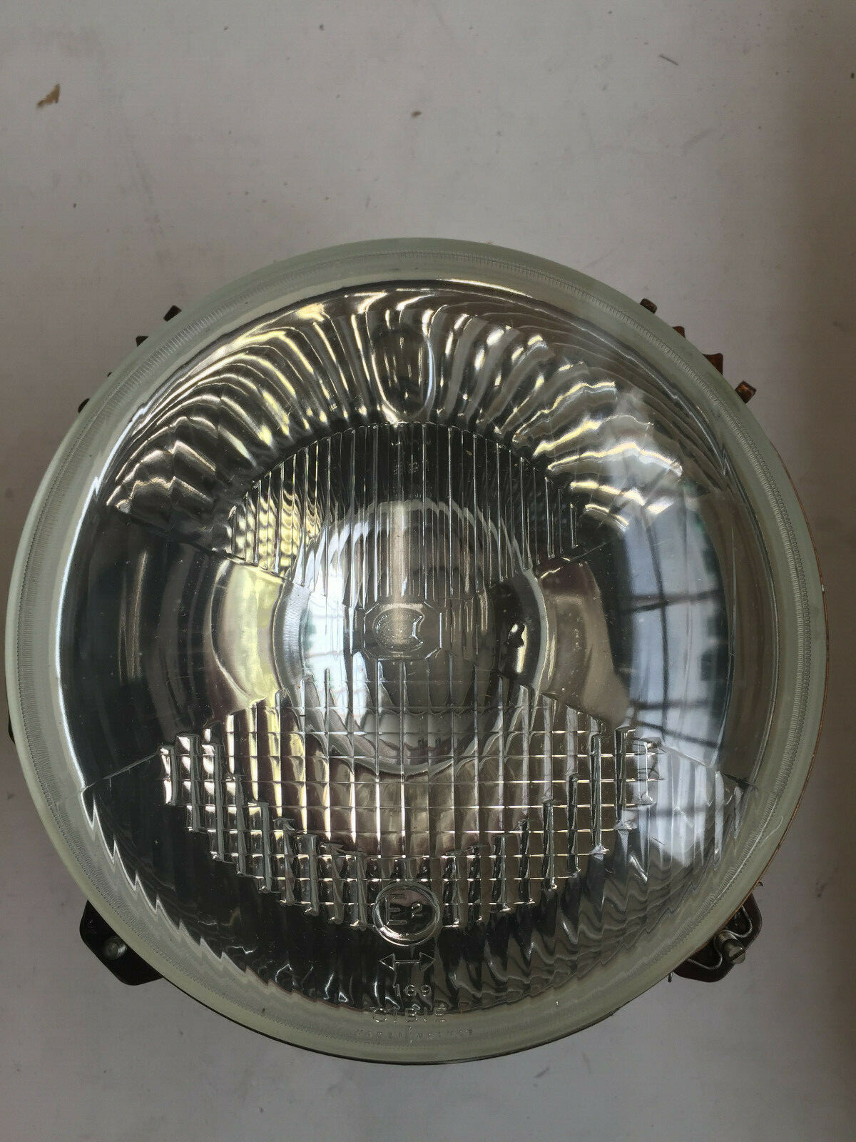 Phare avant Citroën DS 21 1968 - Cibié 4-70-087 - Code européen E2 169 d'origine neuf
