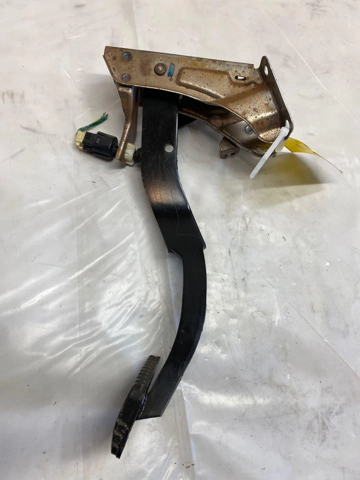 Conjunto de soporte de pedal de freno de transmisión automática MITSUBISHI GALANT 2003 usado Foto 3 de 4