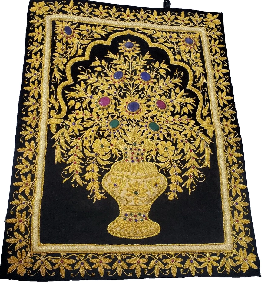 Jarrón floral alfombra negra colgante de pared arte tapiz bordado Zardozi con gema Foto 2 de 4
