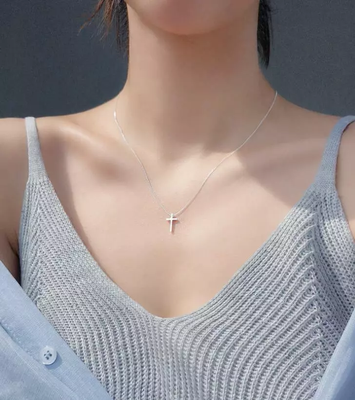 Tiny Dainty Compass Necklace – Cassiopi