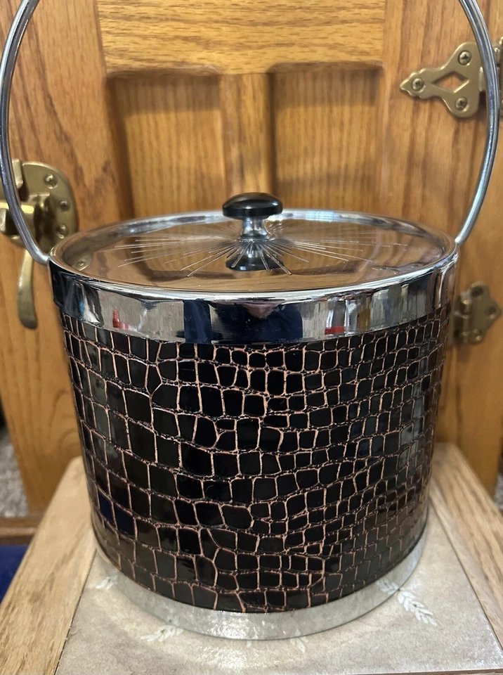 Cubo de hielo vintage imitación cocodrilo marrón y cromo aislado carro de bar decoración Foto 4 de 4