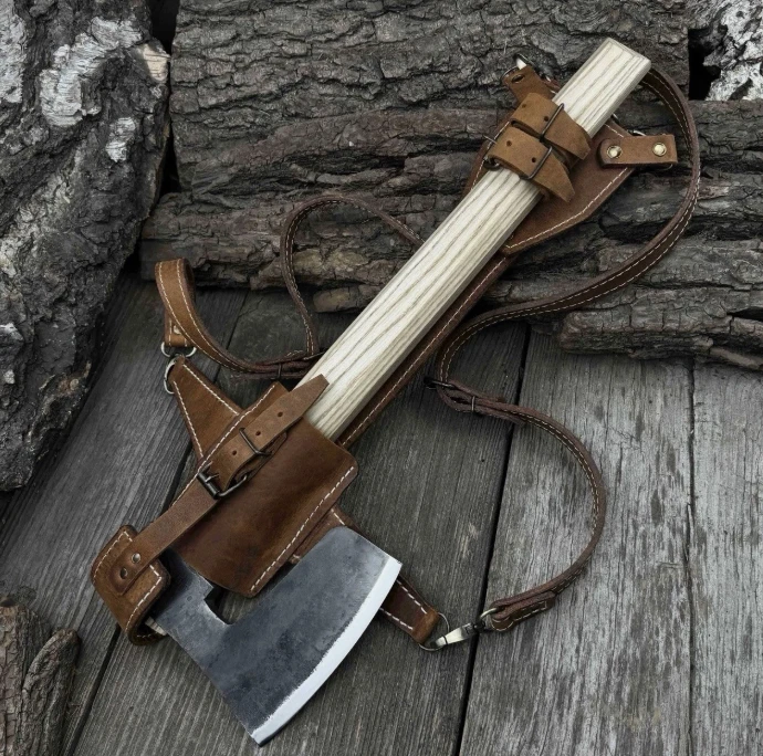 Hacha Bushcraft forjada a mano con funda de cuero para el hombro | Hacha de acero al carbono Foto 2 de 4