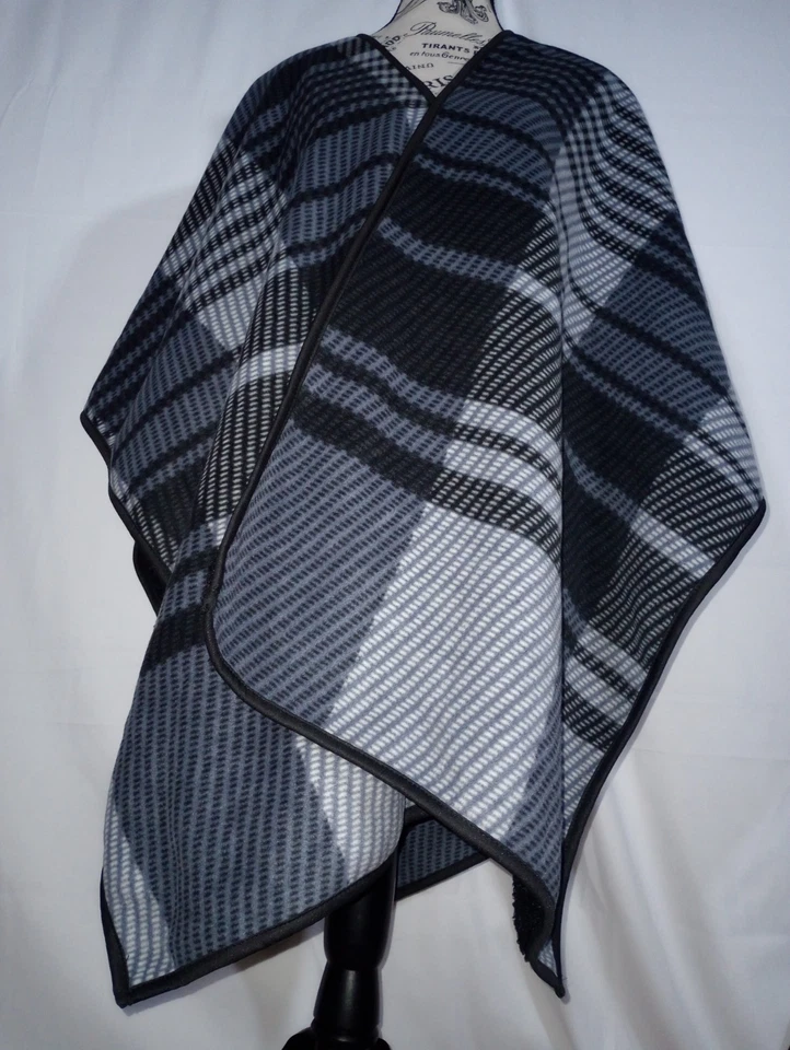Nuevo sin etiquetas Poncho para mujer Ike Behar Sherpa Sherpa chal negro gris a cuadros reversible Foto 4 de 4