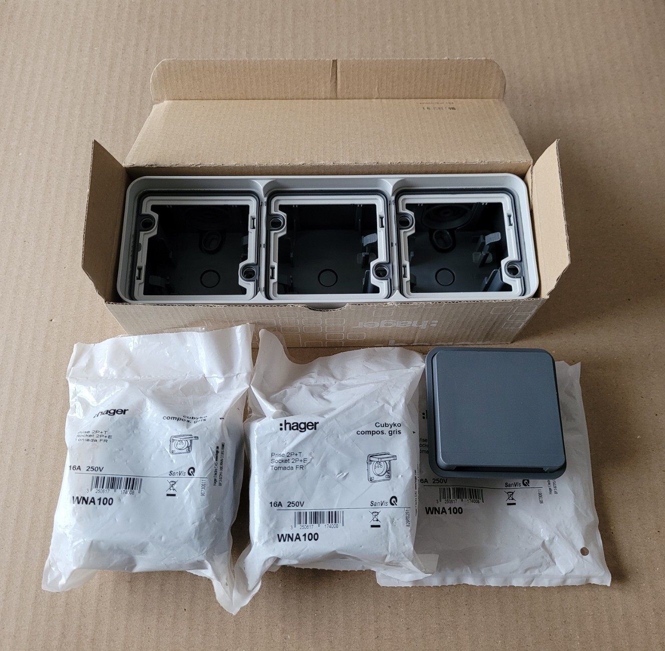 Hager Cubyko boitier saillie triple prise de terre IP55 gris exterieur