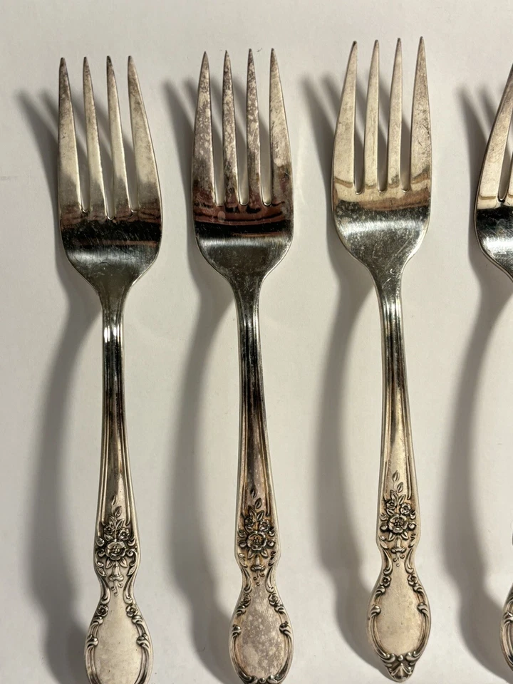 7 件老式 Wm Rogers & Son 维多利亚玫瑰银盘晚餐叉 7 1/8 罕见 — 第 2/4 张图片