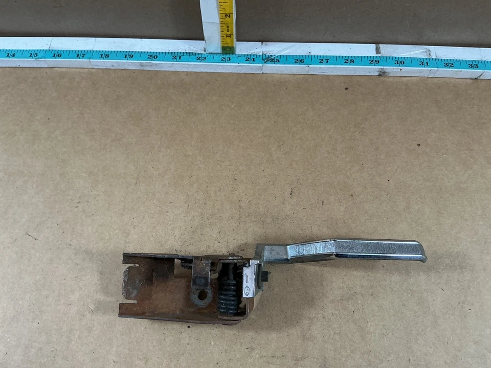 1981-1989 Lincoln Town Car Front Right Passenger Side Interior Door Handle - Image 2 of 4