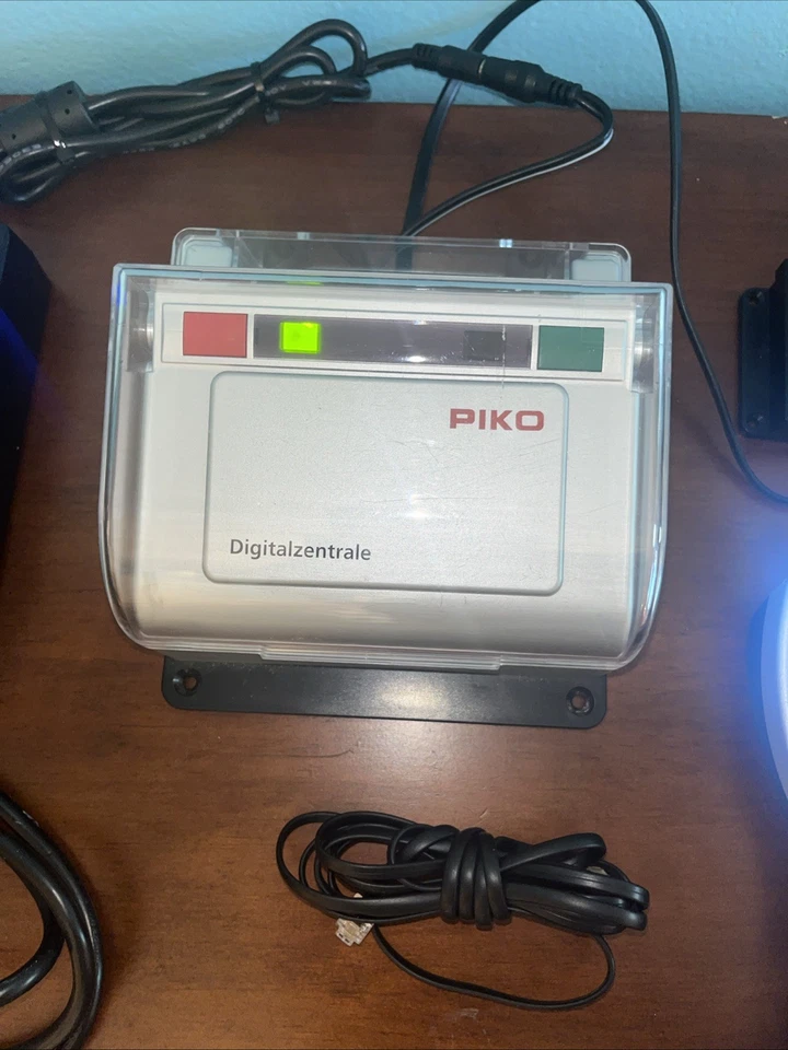 PIKO 35010 DIGITAL CENTRAL STATION. INCLUDES 35037 REMOTE AND 35038 RECEIVER. - Image 3 of 4