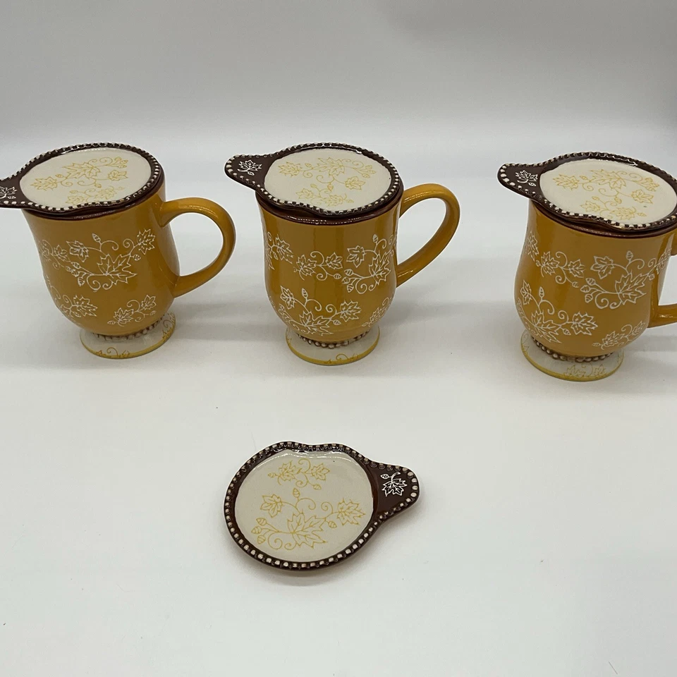 Juego de 3 tazas Tentations floral de encaje amarillo mostaza con 4 posavasos/tapas Foto 2 de 4