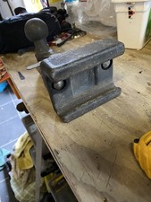 Detachable tow bar fitting 