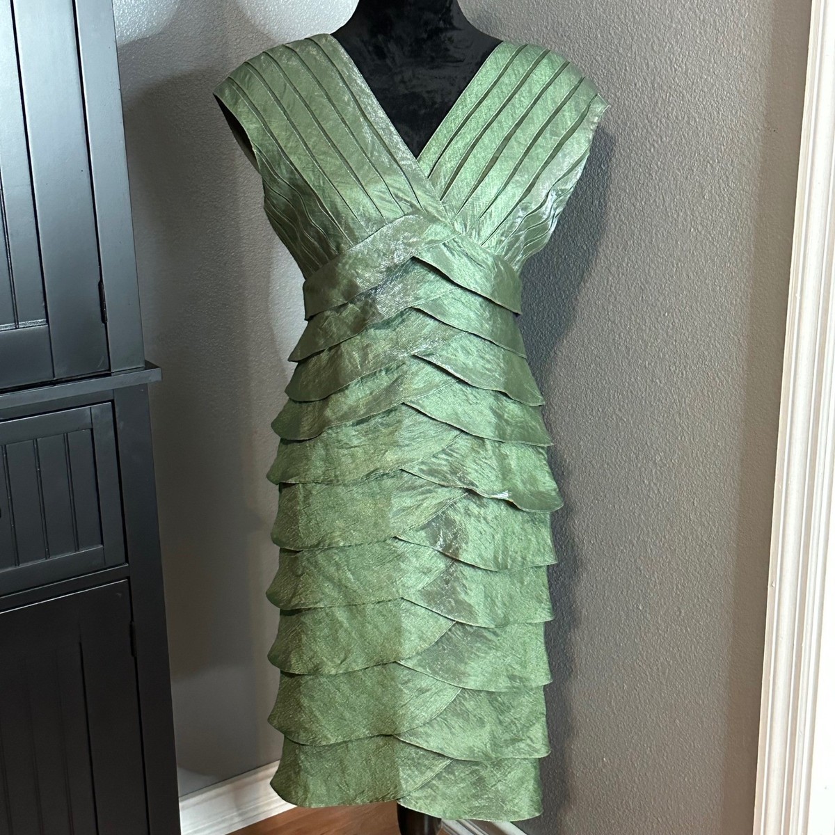 Adrianna Papell Green Layered Cocktail Dress V Neck Pleated Size 8 Formal  Lined | eBay