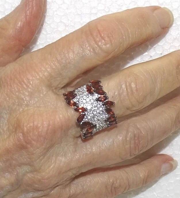 Anillo de zafiro blanco y granate  Foto 2 de 4