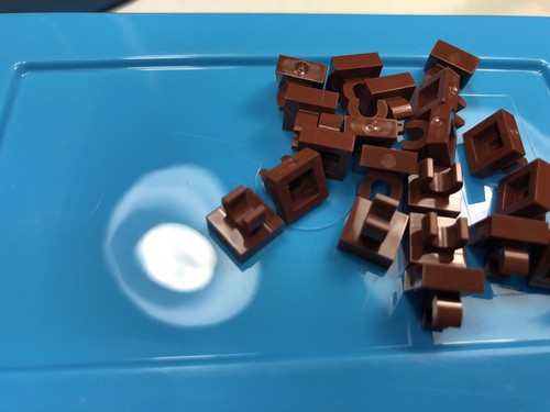 Nuova tegola LEGO marrone rossastro modificata 1 x 1 con clip bordi arrotondati 15712 (x20) - Foto 5 di 8