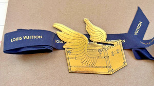 LOUIS VUITTON Christmas Gift Tag W/Blue Ribbon. 2025 Limited Edition 70"