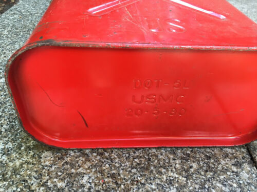 Jerry Can vintage USMC rosso 5 galloni DOT-5L 20-5-80 BUON CONDIMENTO. SPEDIZIONE GRATUITA - Foto 2 di 6