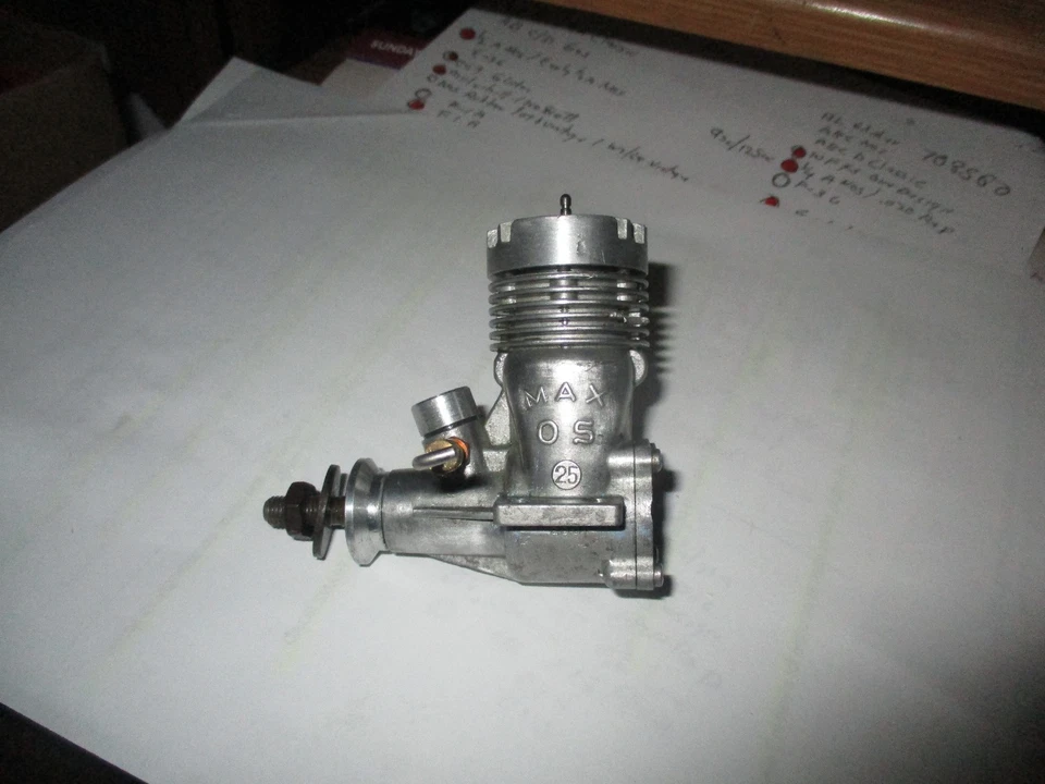 Sauberer OS .25 Modellflugzeugmotor C/L, FF.