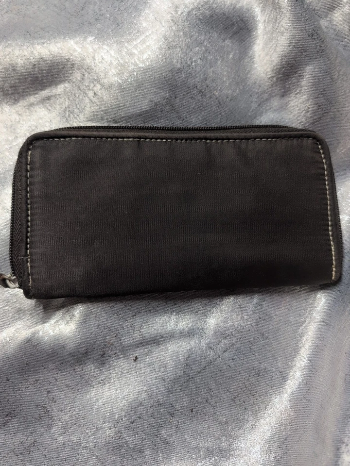 CARTERA TRAVELON RFID CON CREMALLERA.  Azul marino con flores bordadas.  8" X 5".   Nuevo sin etiquetas Foto 3 de 4