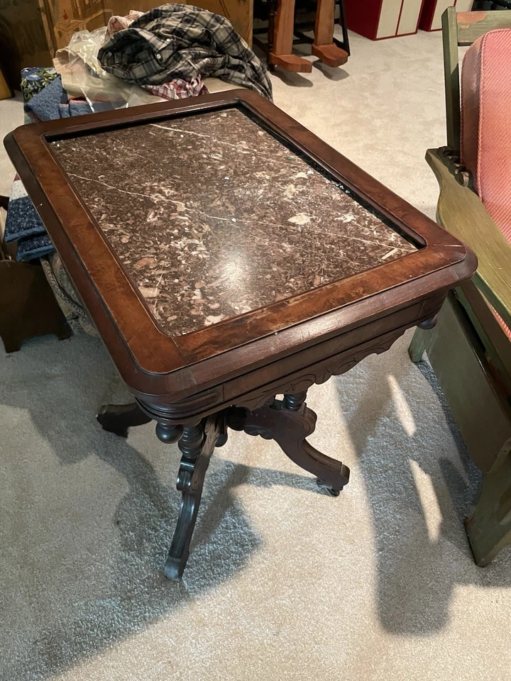 Mesa de salón Eastlake de nogal con tapa de mármol Foto 4 de 4