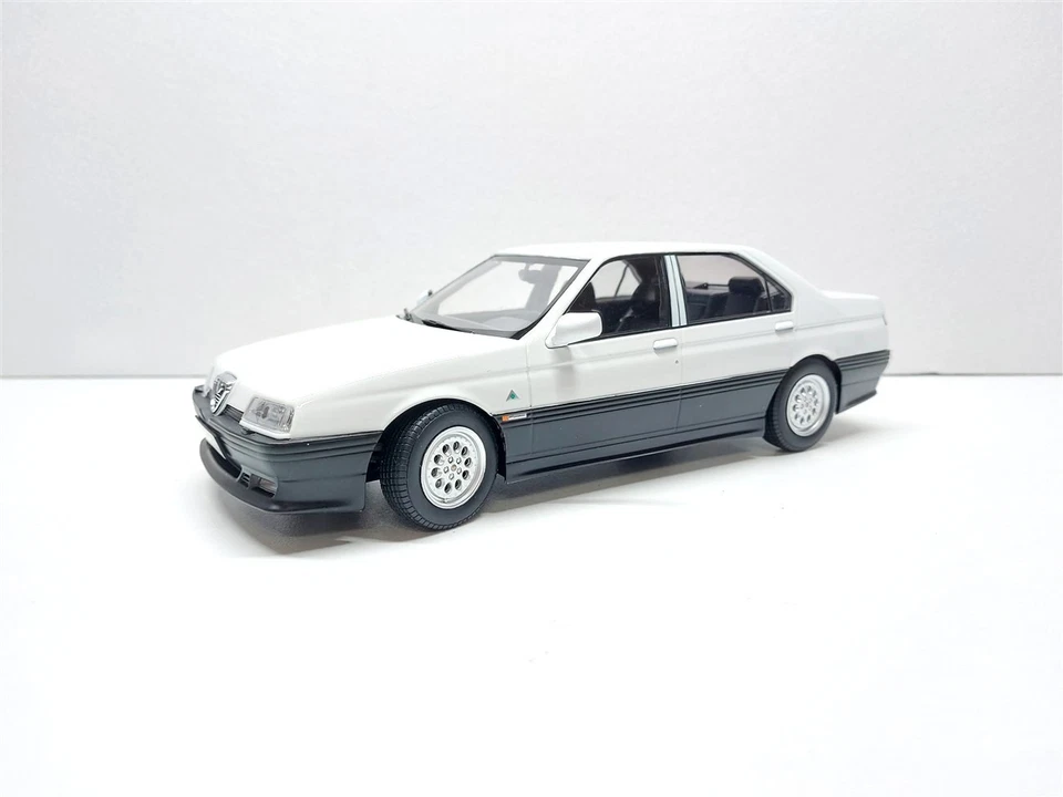 Alfa Romeo 164 Q4 Bianco del 1994 - 1/18 Triple9 - Immagine 3 di 4