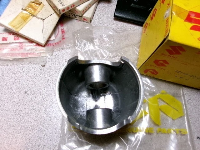 Suzuki TS TM 250 1972-75 pistón estándar como nuevo OEM P/N 12110-30731 12110-30730 Foto 4 de 4