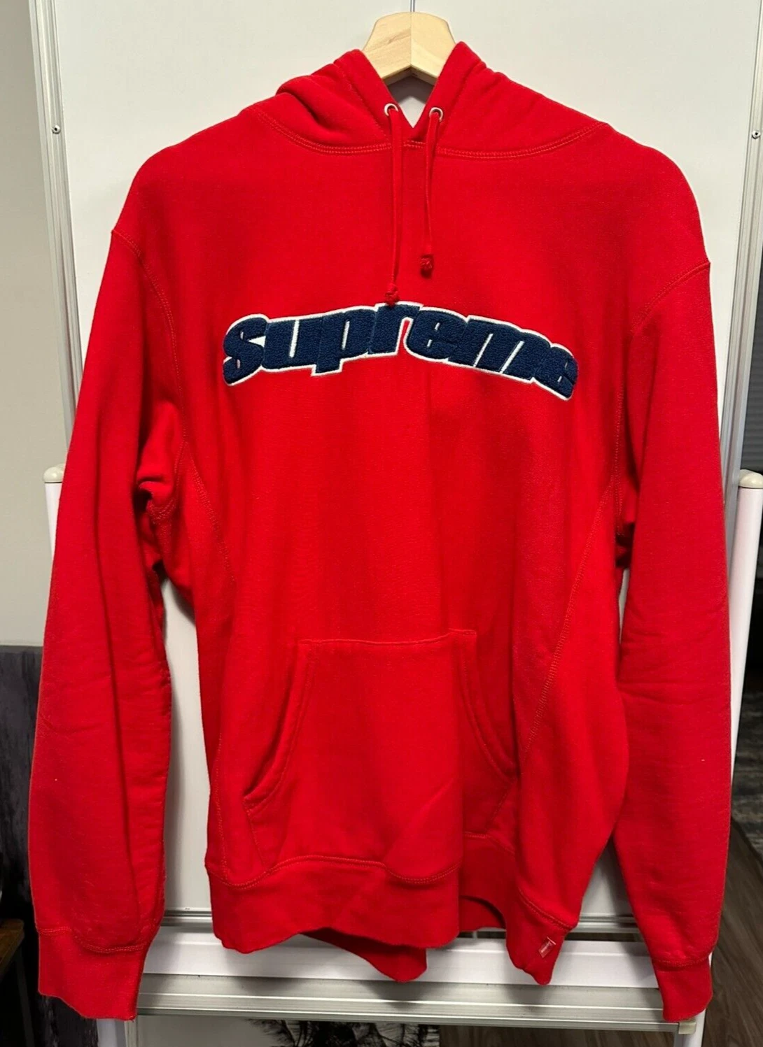 Sweat à capuche Supreme rouge lettres chenille bleu 19SS homme taille L