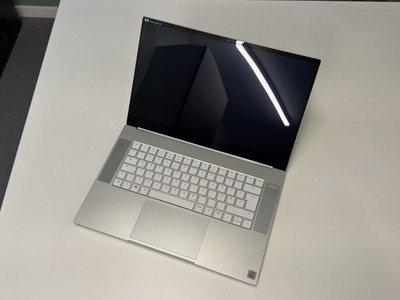 Razer Blade 15 Studio Edition | RTX 5000 (16GB) | 4K OLED Touch | 32GB RAM | 1TB