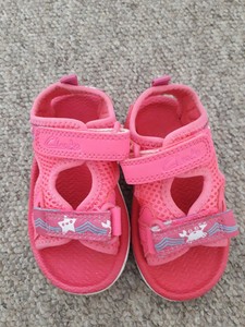 clarks baby girl shoes size 4