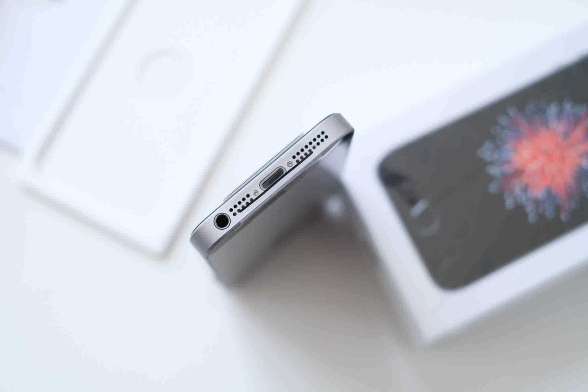 Apple iPhone SE 1st generation 16/32/64/128GB All colors Unlocked