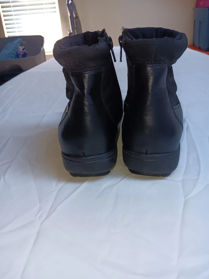 Botín Easy Spirit Eszita de cuero negro con cremallera para mujer talla 9M Foto 2 de 4