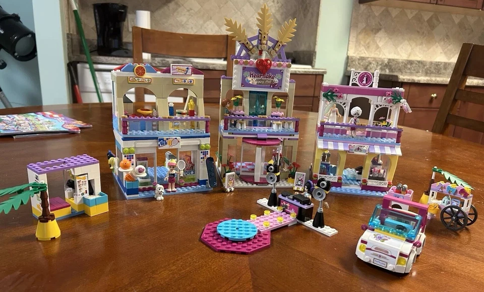 LEGO FRIENDS: Heartlake Shopping Mall (41058), 97% Complete [RETIRED WITH BOX] Foto 2 de 4