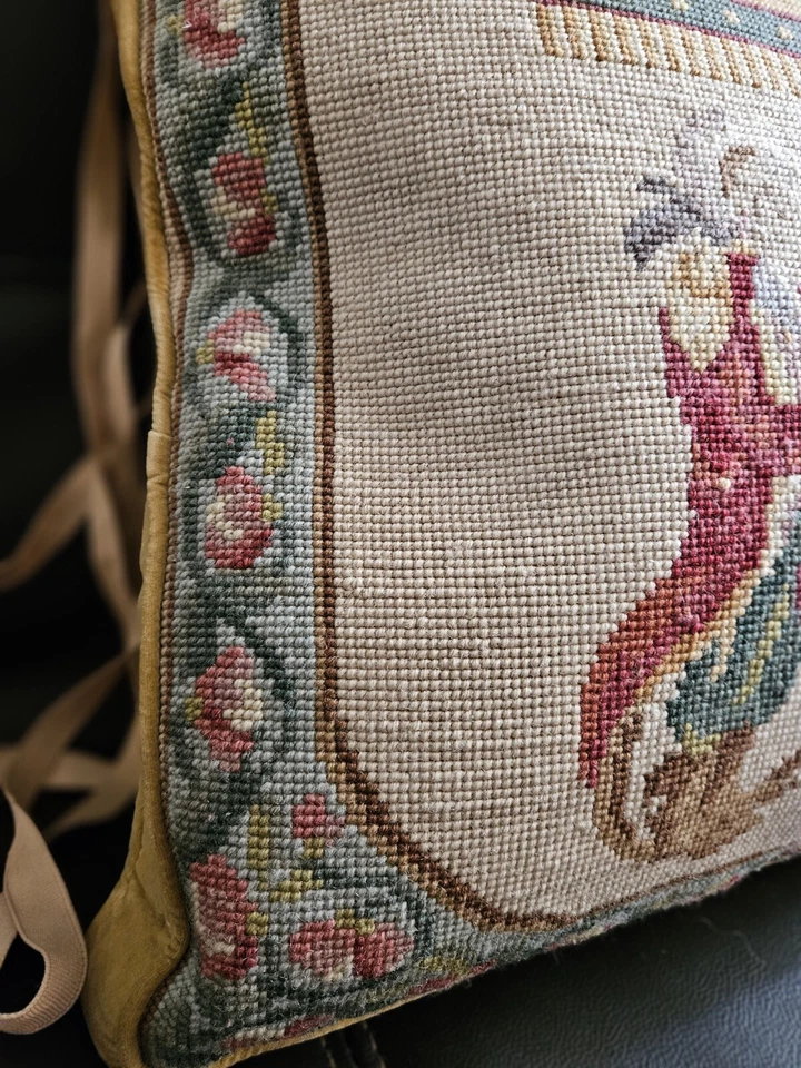 Almohada de punta de aguja motivo de mono con inserto para atar a la silla  Foto 3 de 4