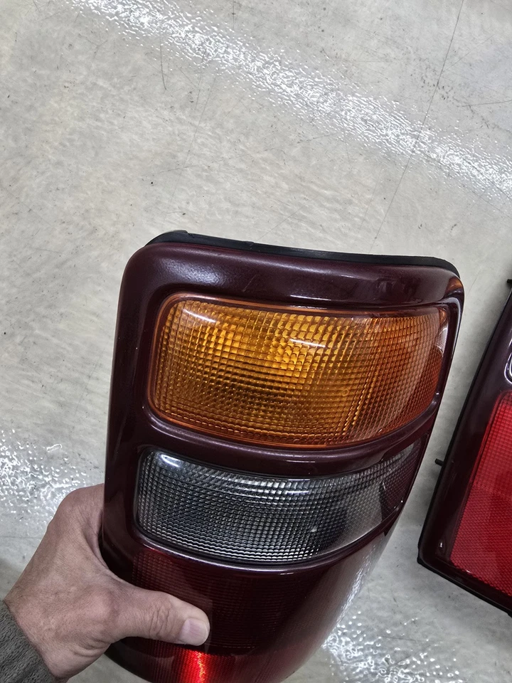 Juego de luces traseras Chevy GM OEM 2000-2006 Yukon Tahoe Suburban (16525375 y 16525376) Foto 3 de 4