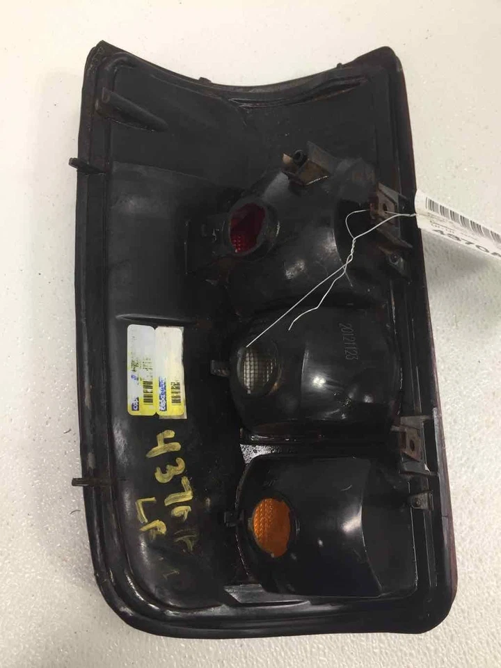 00 01 02 03 GMC GMC YUKON XL 1500 Conjunto de luz trasera izquierda Foto 2 de 2