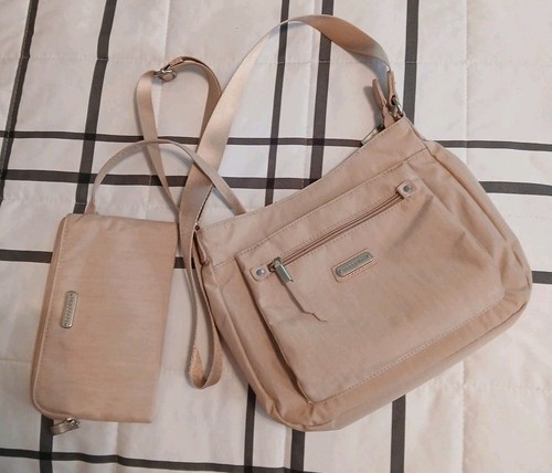 Woodrose Baggalini Crossbody Uptown Bagg mit RFID Handgelenktasche