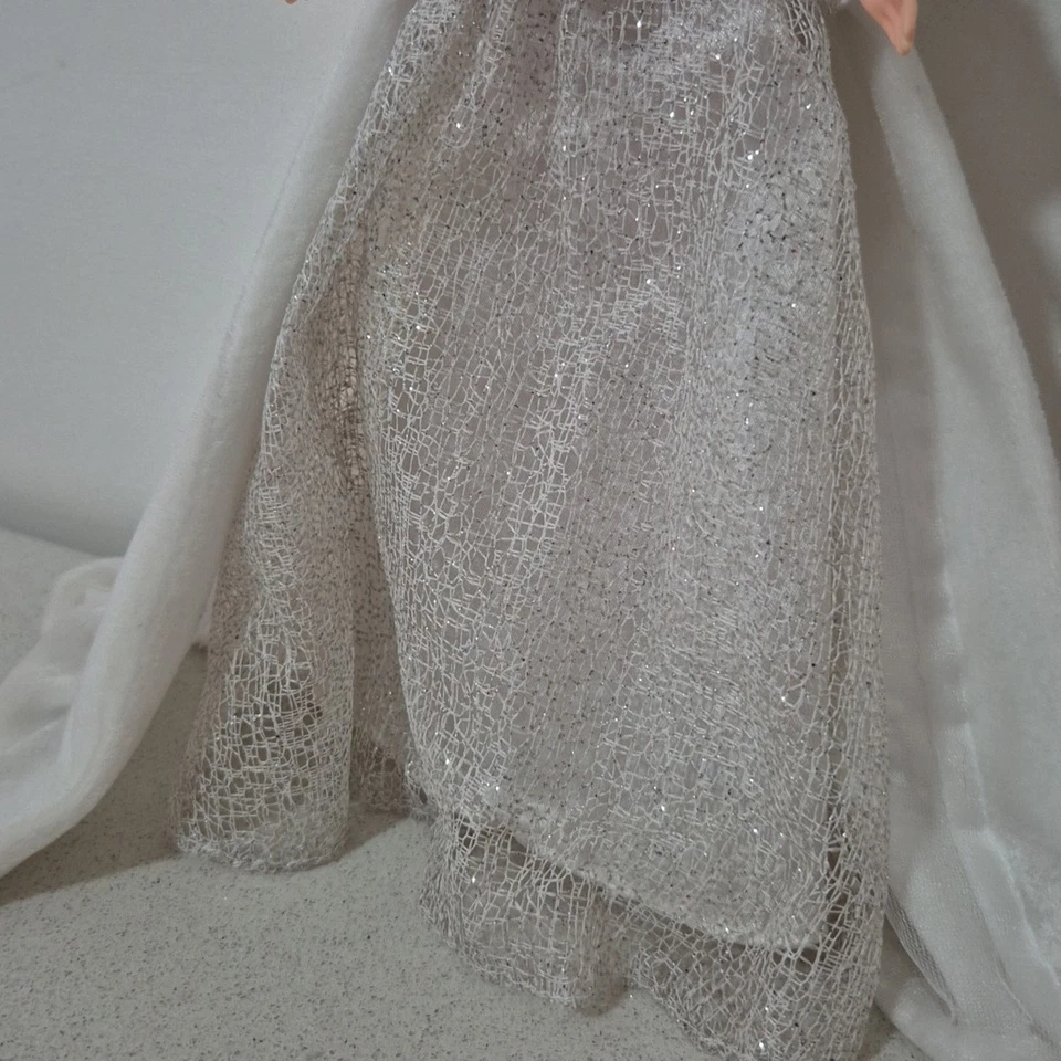 "HOLIDAY VISIONS DOLL WINTER FANTASY COLLECTION" BARBIE 2003 Barbie Doll Mattel - image 4 of 4