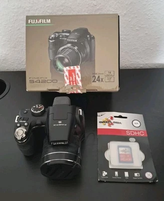 Fujifilm Finepix S4200 - 14 MP Digitalkamera - 24x Zoom - Zubehörpaket - Bild 1 von 4