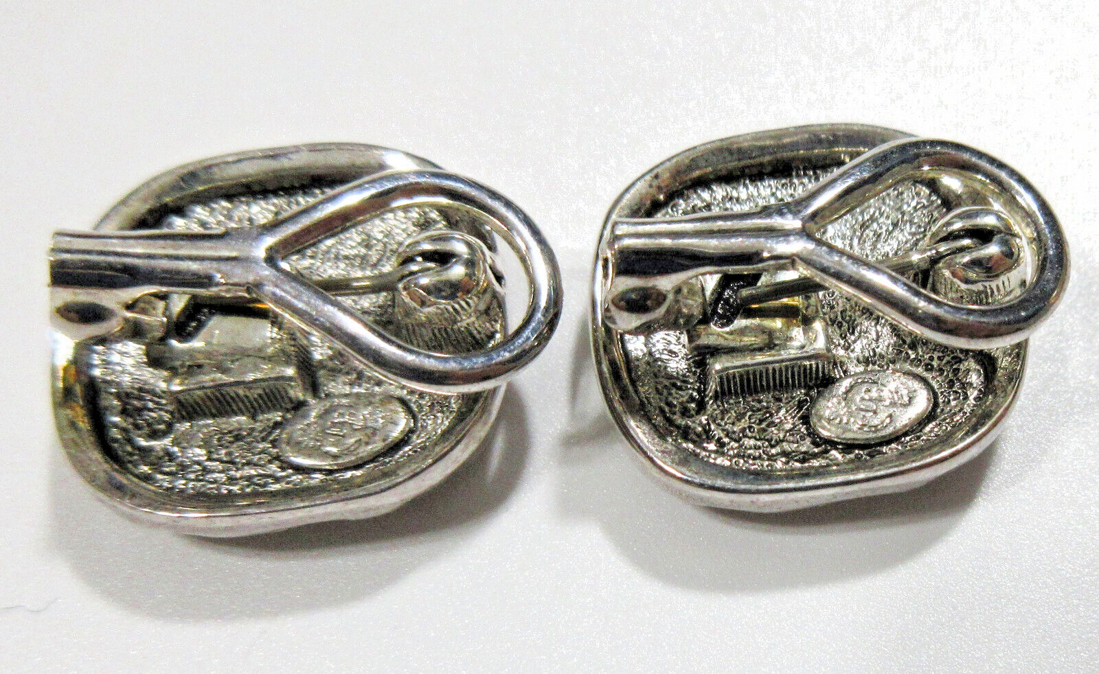 VTG MODERN? SIGNED PD PREMIER DESIGNS Texture Silver  tone CLIP ON STUD Earrings