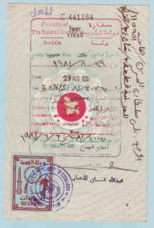 Página de pasaporte de Bangladesh 1981 con sello de ingresos de Kuwait y visa de trabajo