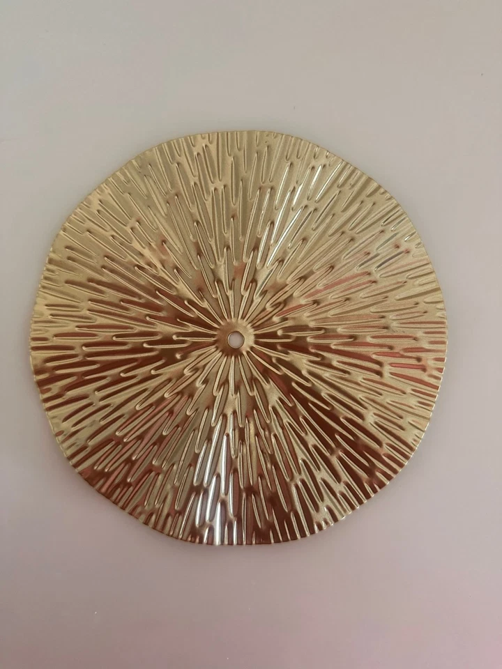 Disco colgante de pared texturizado tono dorado - arte metálico redondo decoración adorno moderno Foto 3 de 4
