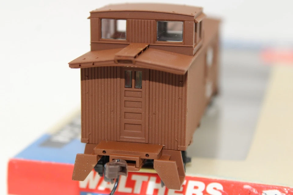 Walthers HO Scale NYC New York Central 30' Wood 3 Window Caboose Car #19030 NOS - Image 4 of 4