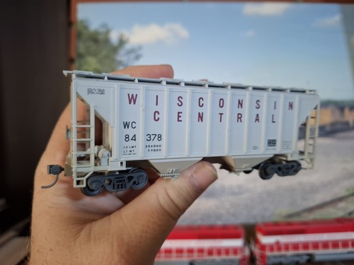 Tolva cubierta Walthers Wisconsin Central 2 bahías - WC #84738 | Condition: Used