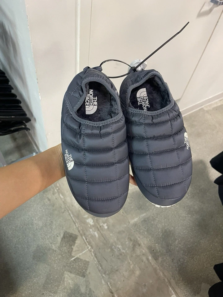 ¡Nuevo! Zapatos sin cordones acolchados gris oscuro The North Face para mujer, talla 9 Foto 2 de 4