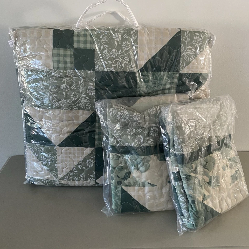 Star Floral Patchwork Quilt and 2 Pillow Shams Lot Reversible Scalloped Green - Image 2 of 4