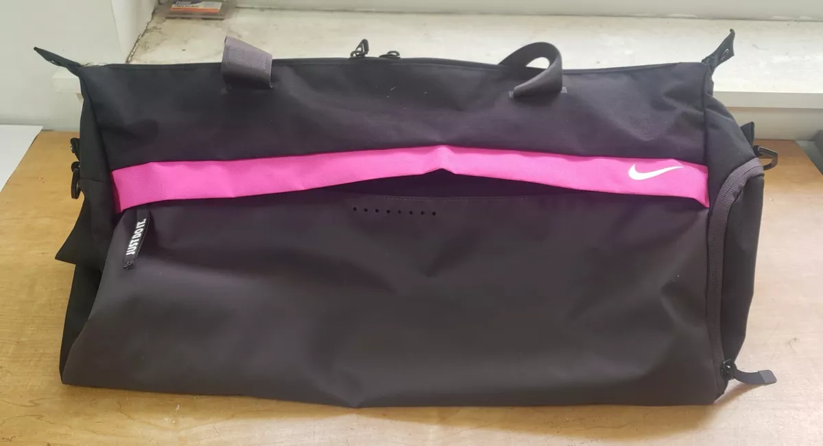 BLACK NIKE DUFFLE BAG in black