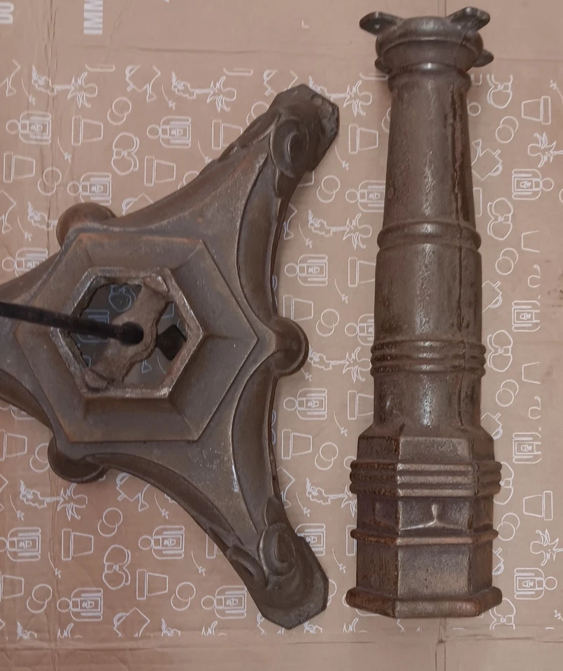 Antiguo salón, bar, bistró, base de mesa de hierro fundido de 3 patas, principios de 1900 Foto 2 de 4