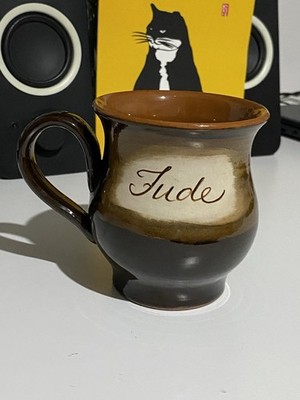 braune Keramiktasse mit dem Namen ''Jude'' drauf.