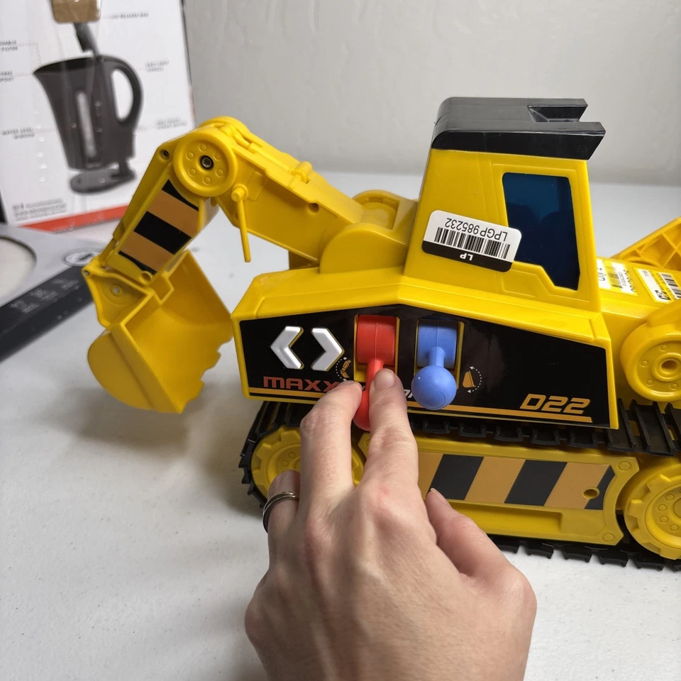 Maxx Action 2-N-1 Mega Mover — строительный грузовик D22 движется, звучит, поднимает T20 - Изображение 4 из 4