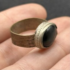 ANCIENT ROMAN BRONZE RING WITH STONE INSERT