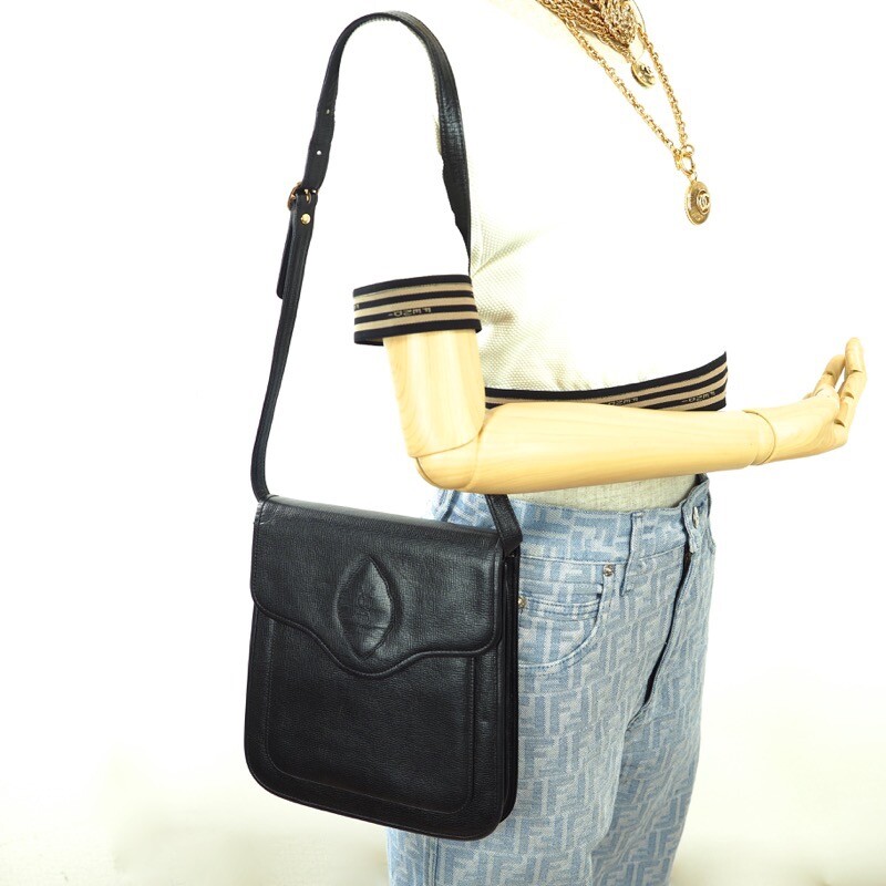 Borsa a tracolla vintage Yves Saint Laurent rara in pelle nera con patta YSL. NFV6509